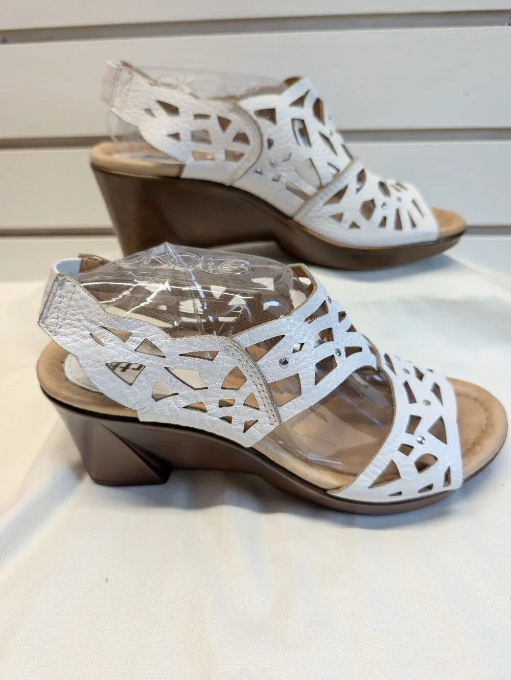 Earth Camellia Metal Stud Cutout Wedge Sandal Shoe - White Leather -Women 7 NWOB
